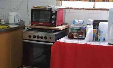 Casa PH al frente de tres ambientes ubicada a pocas cuadras del centro comercial de San Justo y de la avenida Juan Manuel de Rosas.
