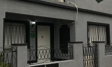 Casa PH al frente de tres ambientes ubicada a pocas cuadras del centro comercial de San Justo y de la avenida Juan Manuel de Rosas.