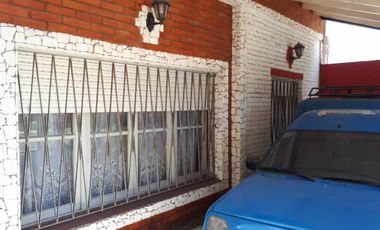 Casa 4 Amb. con Patio y Garaje  - EXCELENTE - (PH)