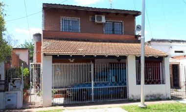 Casa 4 Amb. con Patio y Garaje  - EXCELENTE - (PH)