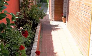 Casa 4 Amb. con Patio y Garaje  - EXCELENTE - (PH)