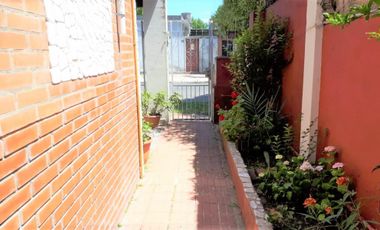 Casa 4 Amb. con Patio y Garaje  - EXCELENTE - (PH)
