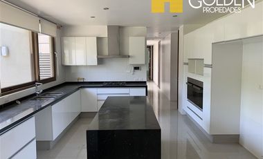 Casa en arriendo en Lo Barnechea/ Valle Escondido