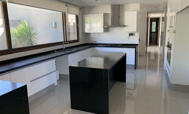 Casa en arriendo en Lo Barnechea/ Valle Escondido