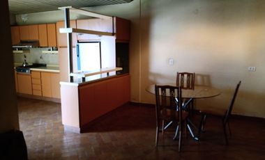 Casa de tres ambientes con galpón en venta en Moron Sur