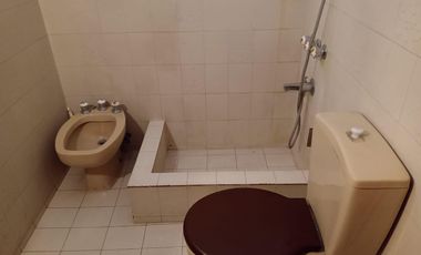 Casa de tres ambientes con galpón en venta en Moron Sur