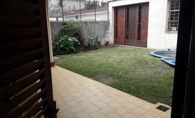 Casa de tres ambientes con galpón en venta en Moron Sur