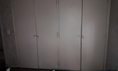 Casa de tres ambientes con galpón en venta en Moron Sur