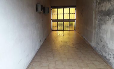 Casa de tres ambientes con galpón en venta en Moron Sur