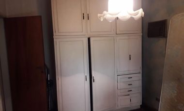 Casa de tres ambientes con galpón en venta en Moron Sur