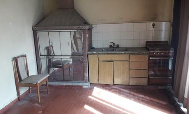 Casa de tres ambientes con galpón en venta en Moron Sur