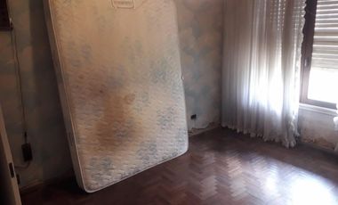 Casa de tres ambientes con galpón en venta en Moron Sur