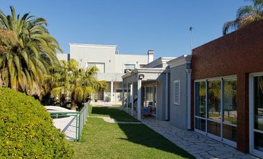 Casa de categoría con piscina, quincho y parque en Berazategui Centro