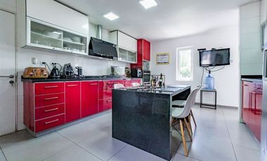 Oportunidad!! Casa en venta 5D/5B en Colina