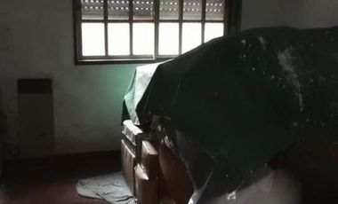 VILLA LUZURIAGA, CASA DE 4 AMBIENTES CON COCHERA y FONDO LIBRE