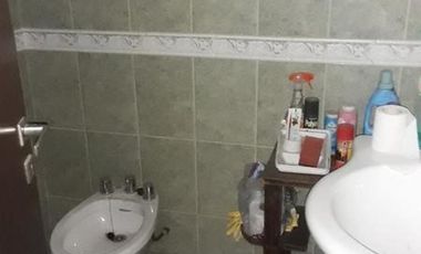 VILLA LUZURIAGA, CASA DE 4 AMBIENTES CON COCHERA y FONDO LIBRE