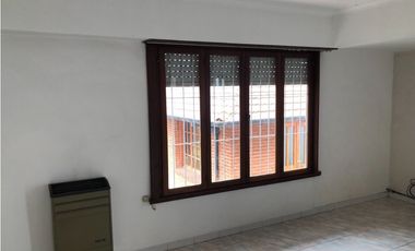 Casa con piscina y amplio quincho barrio Constitución