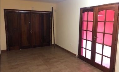 Casa con piscina y amplio quincho barrio Constitución