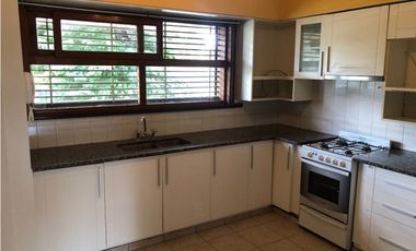 Casa con piscina y amplio quincho barrio Constitución