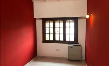 Casa con piscina y amplio quincho barrio Constitución