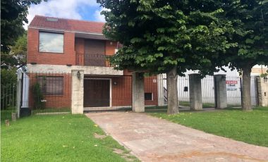 Casa con piscina y amplio quincho barrio Constitución