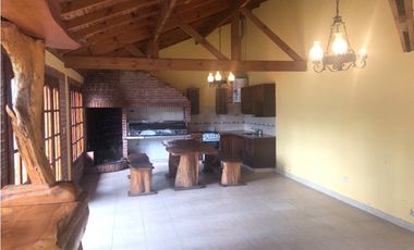 Casa con piscina y amplio quincho barrio Constitución