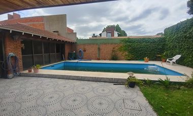 Importante Casa de bonito estilo, ubicada en Alzaga 1390 Temperley