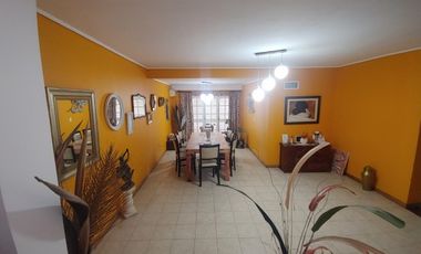 Importante Casa de bonito estilo, ubicada en Alzaga 1390 Temperley