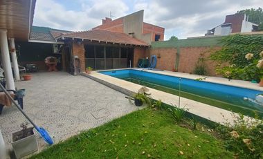 Importante Casa de bonito estilo, ubicada en Alzaga 1390 Temperley
