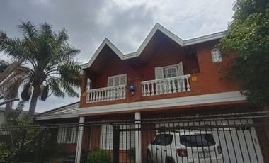 Importante Casa de bonito estilo, ubicada en Alzaga 1390 Temperley