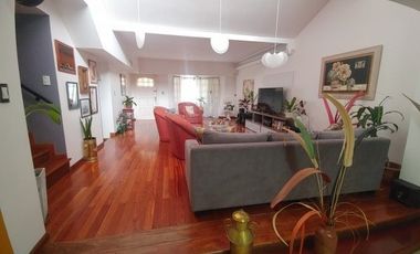 Importante Casa de bonito estilo, ubicada en Alzaga 1390 Temperley