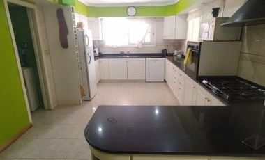 Importante Casa de bonito estilo, ubicada en Alzaga 1390 Temperley