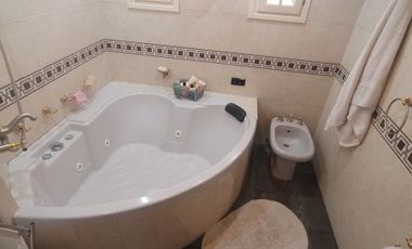 Importante Casa de bonito estilo, ubicada en Alzaga 1390 Temperley