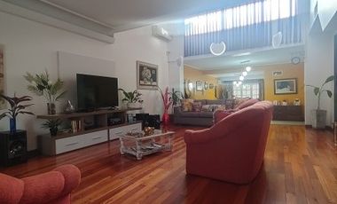 Importante Casa de bonito estilo, ubicada en Alzaga 1390 Temperley