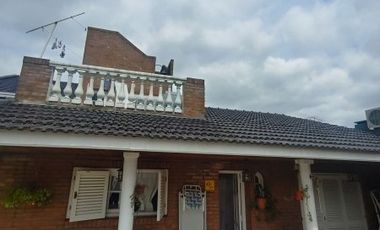 Importante Casa de bonito estilo, ubicada en Alzaga 1390 Temperley