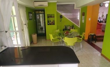 Importante Casa de bonito estilo, ubicada en Alzaga 1390 Temperley
