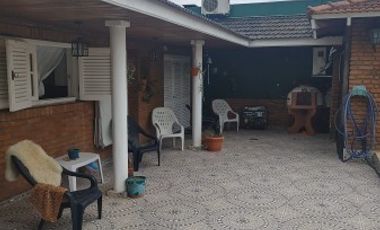 Importante Casa de bonito estilo, ubicada en Alzaga 1390 Temperley