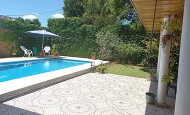 Importante Casa de bonito estilo, ubicada en Alzaga 1390 Temperley