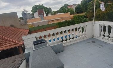 Importante Casa de bonito estilo, ubicada en Alzaga 1390 Temperley