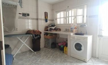 Importante Casa de bonito estilo, ubicada en Alzaga 1390 Temperley