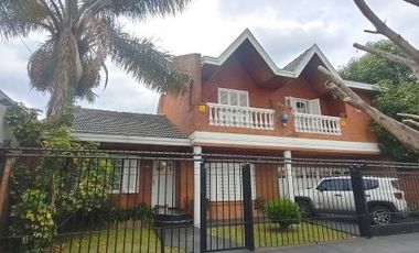 Importante Casa de bonito estilo, ubicada en Alzaga 1390 Temperley