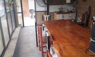 Importante Casa de bonito estilo, ubicada en Alzaga 1390 Temperley