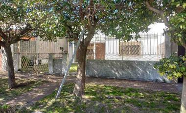Casa con Departamento en venta en Bernal Oeste
