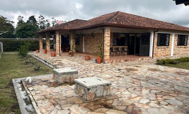 Venta de Casa Campestre vía a la Mesa de Los Santos - C.R. Altamira. Cod V7367
