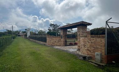 Venta de Casa Campestre vía a la Mesa de Los Santos - C.R. Altamira. Cod V7367