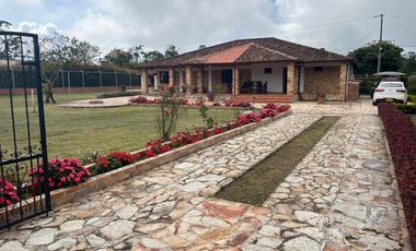 Venta de Casa Campestre vía a la Mesa de Los Santos - C.R. Altamira. Cod V7367