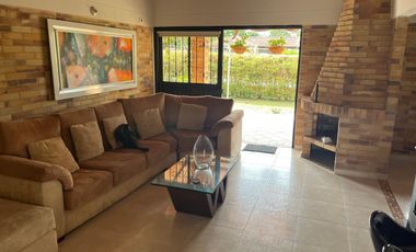 Venta de Casa Campestre vía a la Mesa de Los Santos - C.R. Altamira. Cod V7367