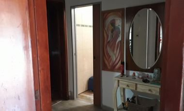 Excelente CASA 5 amb. A la venta en LANUS O. A 400 MTS. de Av. H. Yrigoyen. ACEPTA PROPIEDAD O VEHICULOS EN PARTE DE PAGO
