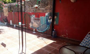 Excelente CASA 5 amb. A la venta en LANUS O. A 400 MTS. de Av. H. Yrigoyen. ACEPTA PROPIEDAD O VEHICULOS EN PARTE DE PAGO
