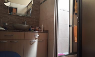Excelente CASA 5 amb. A la venta en LANUS O. A 400 MTS. de Av. H. Yrigoyen. ACEPTA PROPIEDAD O VEHICULOS EN PARTE DE PAGO